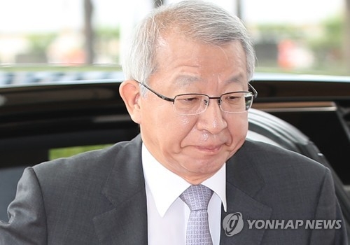 양승태 대법원장, 고심어린 출근길