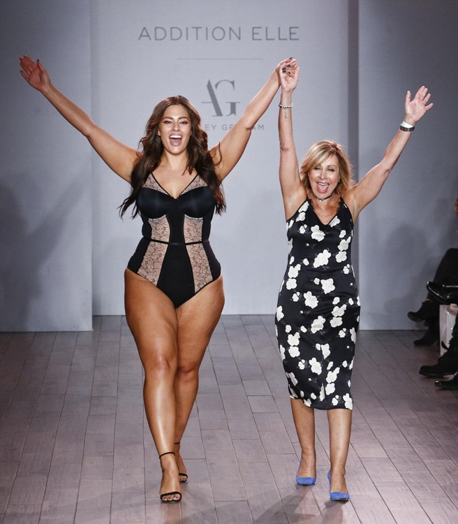 지난해 9월 14일 미국 뉴욕 패션위크 행사에서 한 모델이 플러스 사이즈 모델이자 패션 디자이너인 애슐리 그레이엄의 란제리 콜렉션을 선보이고 있다./AP연합뉴스