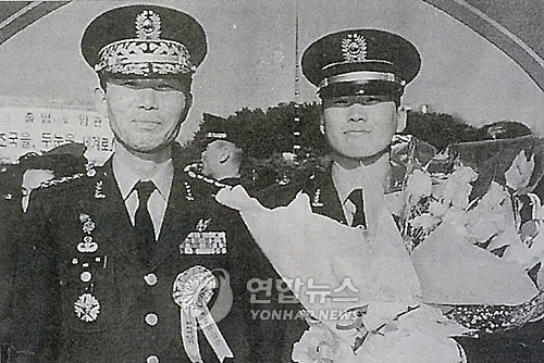 아버지와 함께한 고 김훈 중위