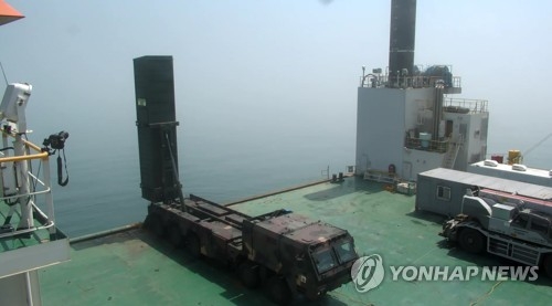 현무-2C 미사일 발사준비하는 차량형 이동식발사대