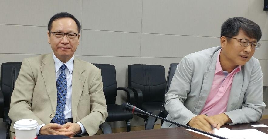 카지노 토시타카 교수(왼쪽)와 IBS 김영만 박사(오른쪽)