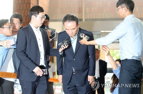 (서울=연합뉴스) 김도훈 기자 = 여직원 성추행 의혹을 받고 있는 호식이두마리치킨 최호식 전 회장이 21일 오전 경찰조사를 받기 위해 서울 강남구 서울강남경찰서로 출두, 기자들 질문에 답하던 중 사과하고 있다.2017.6.21