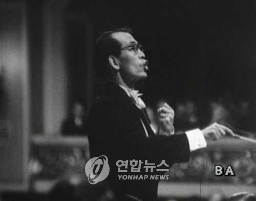 1942년 독일 베를린 구 필하모니 홀에서 지휘하는 안익태. (조선일보 제공)