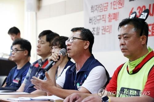 6.30 사회적 총파업 기자간담회(서울=연합뉴스) 박동주 기자 = 28일 오전 서울 민주노총 교육원에서 열린 6.30 사회적 총파업 돌입 기자간담회에서 최종진 민주노총 위원장 직무대행이 총파업의 의미에 관해 설명하고 있다. 2017.6.28