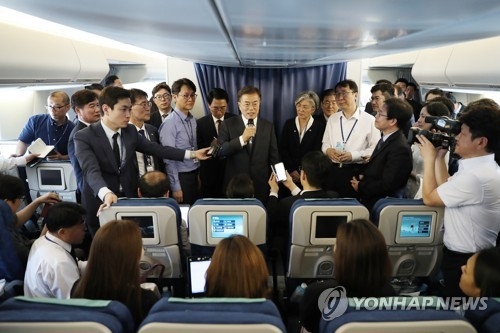문 대통령, '기내에서'