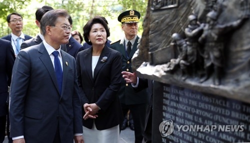 장진호 전투기념비 보는 문 대통령