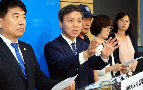 기자회견에서 질문에 답하는 김승수 전주시장(왼쪽에서 두번째)