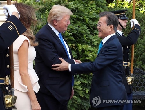 한·미 정상 '첫 악수'