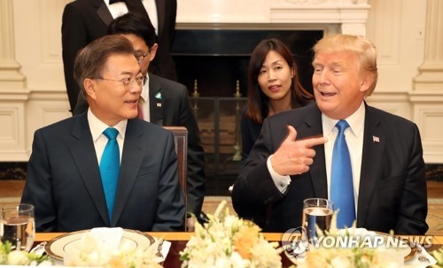 대화하는 한·미 정상
