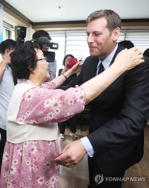 이용수 할머니와 포옹하는 브라운스타인