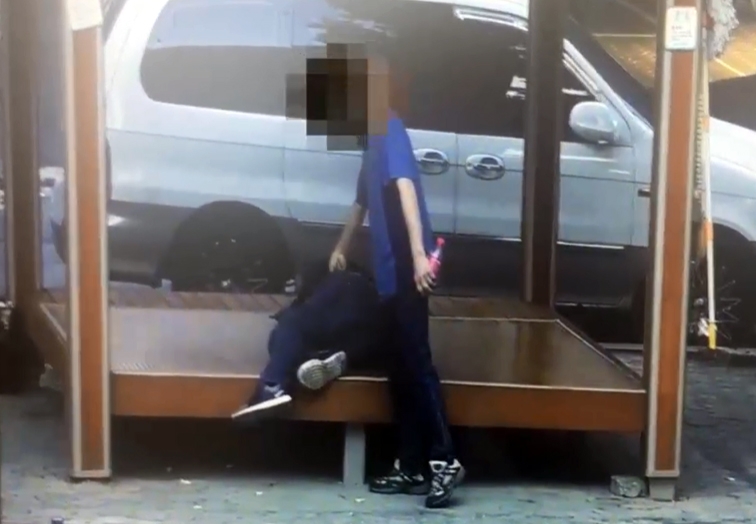취객 주머니에서 지갑 훔치는 절도범