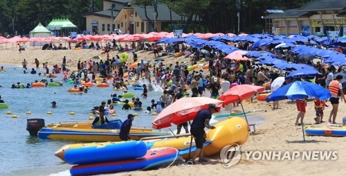 (속초=연합뉴스) 이종건 기자 = 장마가 소강상태를 보인 9일 개장 후 첫 휴일을 맞은 속초해수욕장을 찾은 피서객들이 더위를 식히고 있다.