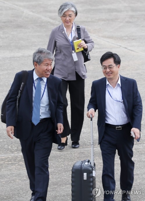 전용기 향하는 김동연 부총리