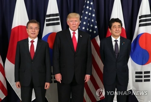 (함부르크=연합뉴스) 배재만 기자 = 문재인 대통령(왼쪽)과 도널드 트럼프 미국 대통령, 아베 신조 일본 총리가 6일 오후(현지시간) G20 정상회의가 열리는 독일 함부르크 시내 미국총영사관에서 열린 한미일 정상만찬에서 기념촬영을 하고 있다. 2017.7.7