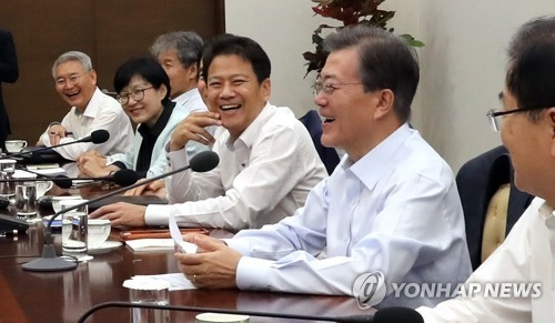 수석보좌관회의 '웃음'