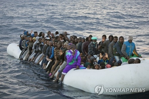 리비아 연안 지중해에서 구조를 기다리는 아프리카 난민들 [AP=연합뉴스] 