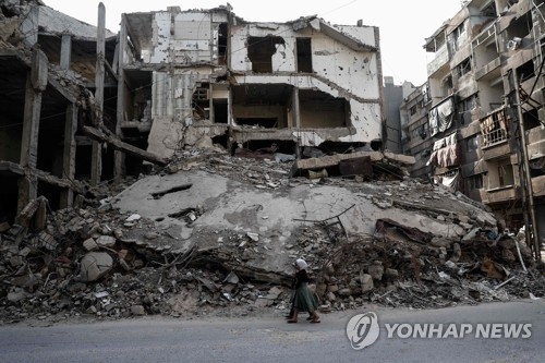 지난 5월 시리아 다마스쿠스 외곽 반군지역의 파괴된 건물 [AFP=연합뉴스 자료사진]