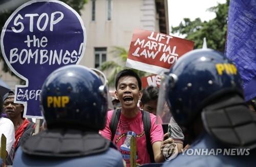 7월 4일 필리핀 대법원 밖에서 열린 계엄령 해제 요구 시위[AP=연합뉴스 자료사진]