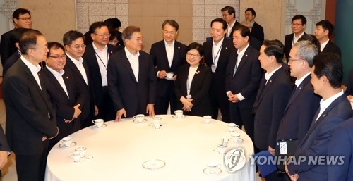 문 대통령, '새 정부 임명 국무위원들과 함께'