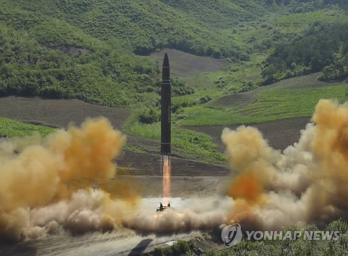 북한이 지난 4일 발사한 ICBM '화성-14'(평양 AP/조선중앙통신=연합뉴스) 북한은 4일 대륙간탄도미사일(ICBM) '화성-14' 발사(사진)를 했다고 5일 밝혔다.