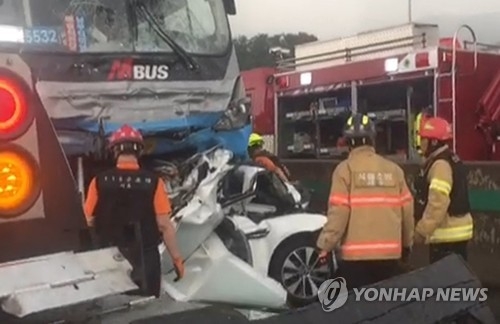 이달 9일 경부고속도로에서 발생한 광역버스-승용차 추돌사고