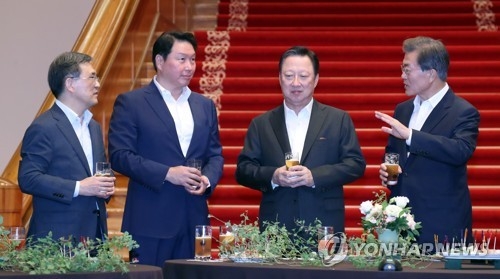 문 대통령, 권오현 삼성전자 부회장과 '대화'