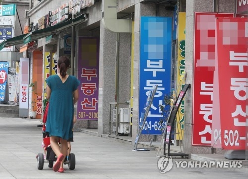 8·2 부동산 대책…여파는?(과천=연합뉴스) 권준우 기자 = 2일 오전 경기도 과천시 원문동의 한 상가에 줄지어 서 있는 부동산 앞을 한 시민이 지나고 있다. 과천시는 3일부터 투기과열지구로 지정돼 주택담보 대출 한도가 축소되고 재건축·재개발 지위 양도가 대폭 제한된다. 2017.8.2stop@yna.co.kr