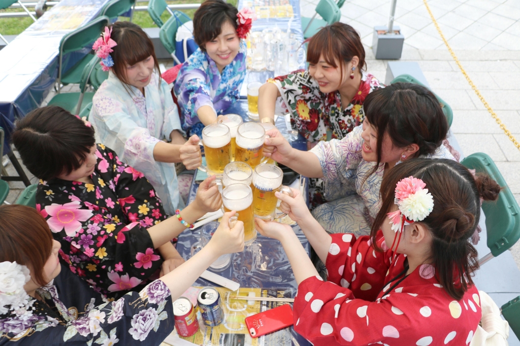 맥주로 더위 날리려는 여성들