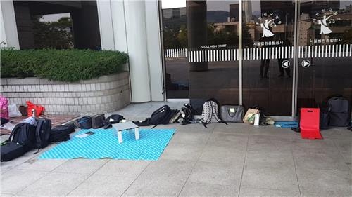 (서울=연합뉴스) 황재하 기자 = 이재용 삼성전자 부회장 결심 공판의 방청권을 받기 위해 하루 전부터 모여든 시민들이 6일 오후 서울 서초구 중앙지법 청사(서울법원종합청사) 앞에 순서를 표시하기 위해 소지품을 차례로 늘어놓았다. 2017.8.6