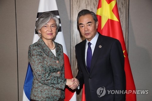 (마닐라=연합뉴스) 김현태 기자 = 아세안지역안보포럼(ARF) 참석차 필리핀을 방문한 강경화 외교부 장관이 6일 오후(현지시간) 마닐라 시내 한 호텔에서 열린 중국과 양자회담에서 왕이 중국 외교부장과 악수하고 있다. 2017.8.6