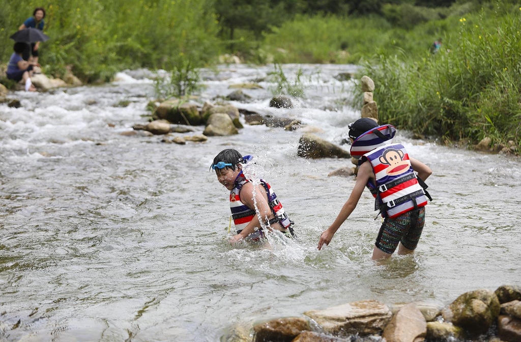 어린이들이 도깨비 마을 계곡에서 물놀이를 하고 있다.(성연재 기자)