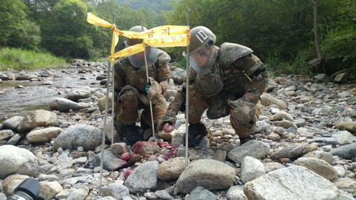 육군 21사단 수색대대 장병이 지뢰탐색작전 중 폭발물을 발견하고 접근금지 표식을 하고 있다.
