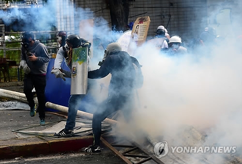 (카라카스<베네수엘라> AFP=연합뉴스) 베네수엘라 야권과 지지자들이 지난달 20일(현지시간) 마두로 대통령이 추진 중인 개헌에 반대하며 24시간 총파업을 하면서 수도 카라카스에서는 경찰과 반정부 시위대가 충돌했다.