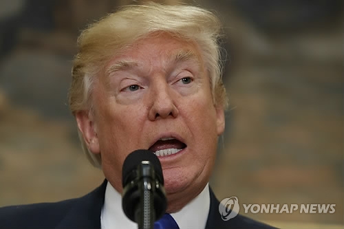 트럼프, 합법이민 50% 감축 법안 공개