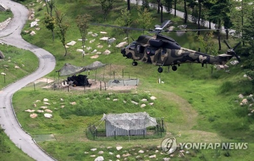 성주 상공 비행하는 군 헬기