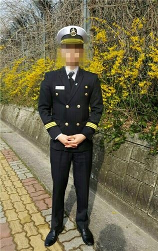 가족들이 간직하는 목포해양대 3학년 장씨의 사진