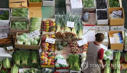 폭염·폭우 채솟값 급등…식당서 겉절이·상추 '실종' - 1