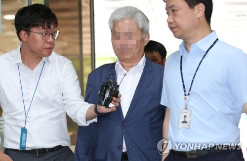 허위 회계자료를 바탕으로 금융기관에서 거액의 대출을 받아낸 혐의로 구속영장이 청구된 한국항공우주산업(KAI) 협력업체 D사 대표 황모 씨가 14일 서울 서초구 서울중앙지법에서 열린 구속 전 피의자 심문(영장실질심사)에 출석하고 있다.