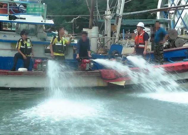 침수 어선서 바닷물 빼내는 해경 [인천해양경찰서 제공=연합뉴스]