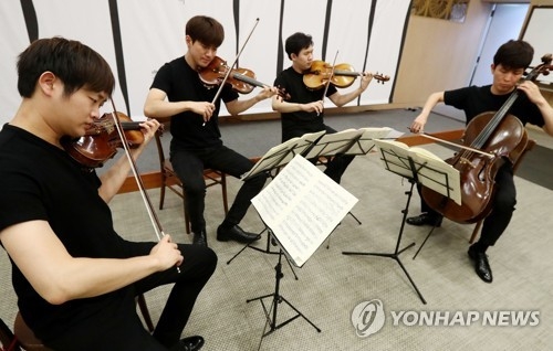 새 앨범 발표한 노부스콰르텟(서울=연합뉴스) 이재희 기자 = 현악사중주단 노부스콰르텟이 21일 오전 서울 종로구 세종문화회관에서 열린 결성 10주년 전국투어 및 새 음반 발매 기자간담회에서 연주를 선보이고 있다. 왼쪽부터 바이올리니스트 김재영, 바이올리니스트 김영욱, 비올리스트 이승원, 첼리스트 문웅휘. 2017.8.21scape@yna.co.kr