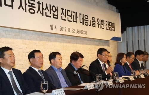 자동차산업 위기 진단 간담회 후 브리핑하는 김용근 회장