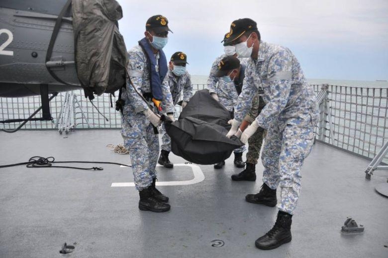 미 이지스 구축함 매케인 실종자 시신 수습하는 말레이해군[말레이 해군 제공]