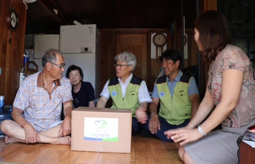 새울원전 노사 8월의 크리스마스…어르신에 선물