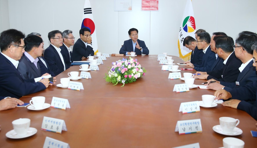 간부들과 만난 한경호(가운데) 경남도지사 권한대행
