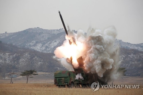 북한이 작년 3월 공개한 300㎜ 방사포 발사 장면
