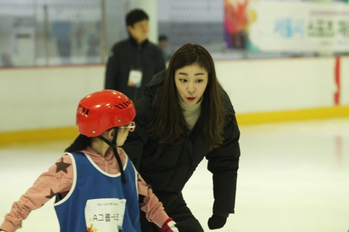 어린이 지도하는 김연아
