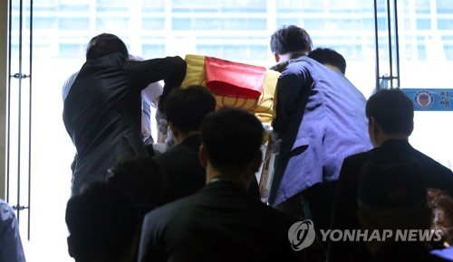 (창원=연합뉴스) 김동민 기자 = 28일 오전 경남 창원시 진해구 한 장례식장에서 지난 20일 발생한 STX조선해양 폭발 사고로 숨진 하청 근로자의 발인이 진행되고 있다. 2017.8.28