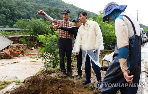 지난달 17일 수해현장 방문한 안희정 충남지사
