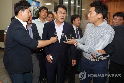 취재진 질문에 답하는 김광수 의원.