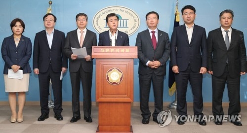 한국당 "공영방송 경영진 퇴진압력은 정치보복" - 1
